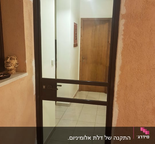 דלת אלומיניום עם זכוכית שקופה ומסגרת כהה